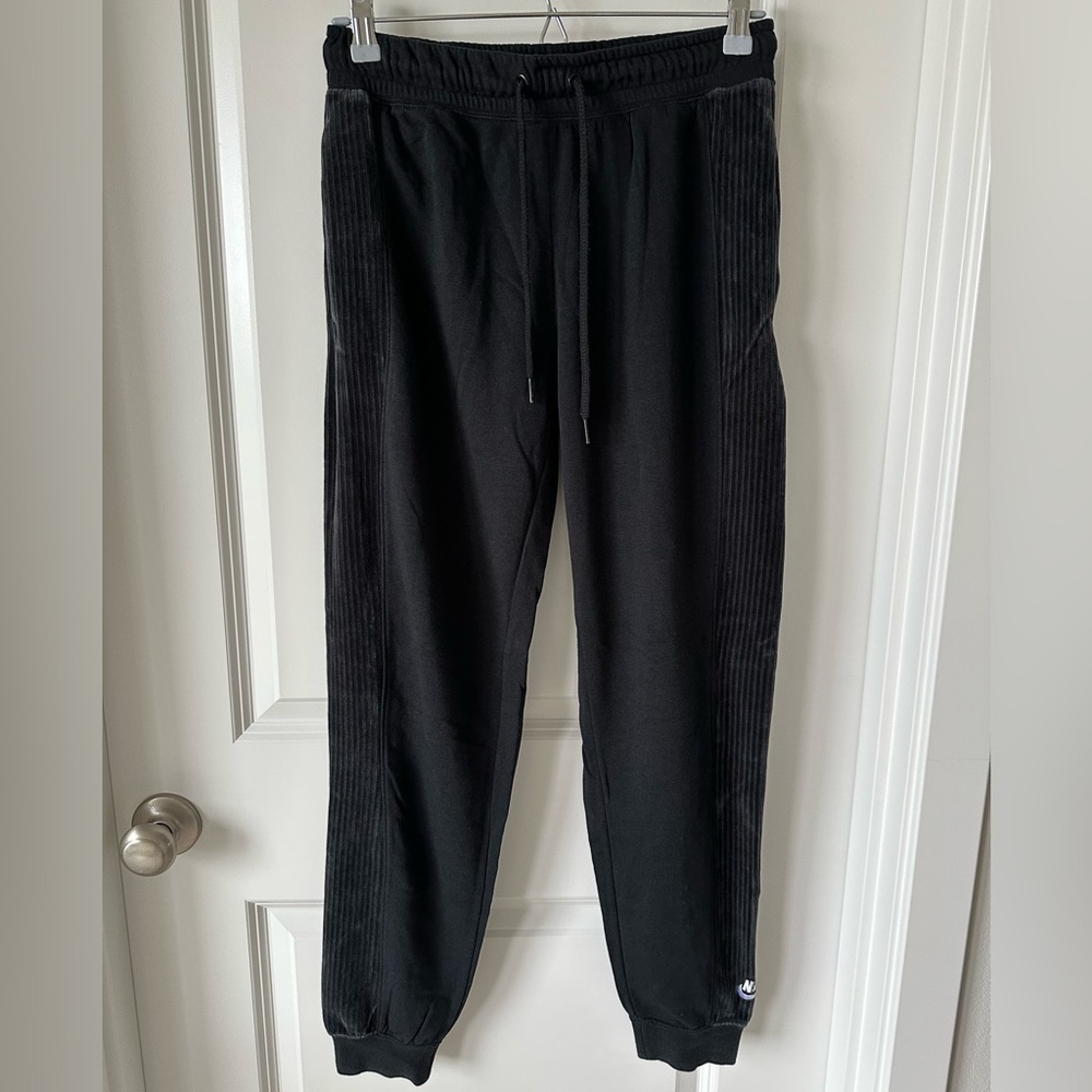 Nike Women’s Black Joggers/ Pants with Cozy Fleece Interior.